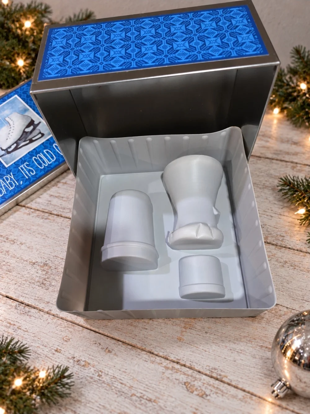 Retired 2013 Bath And Body Works Baby It’s Cold Outside Tin With Candles &holder